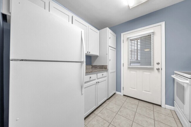 Building Photo - 2100 W Beach Dr