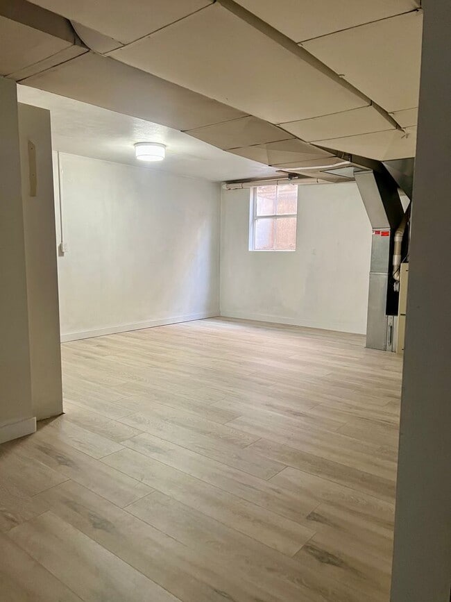 Building Photo - Charming 4 Bedroom Home with Fully Fenced Backyard!