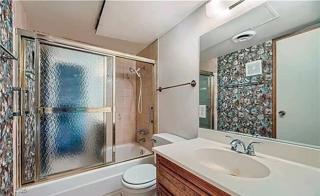 Building Photo - 3045 Pinehurst Dr