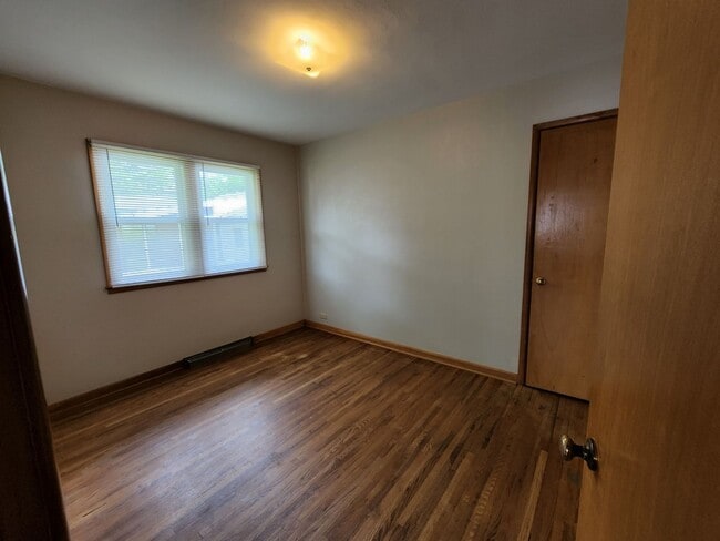Building Photo - Great NE 3 bedroom 1.5 bath Near Center Po...