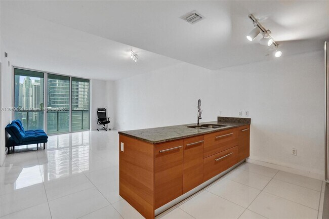 Building Photo - 475 Brickell Ave