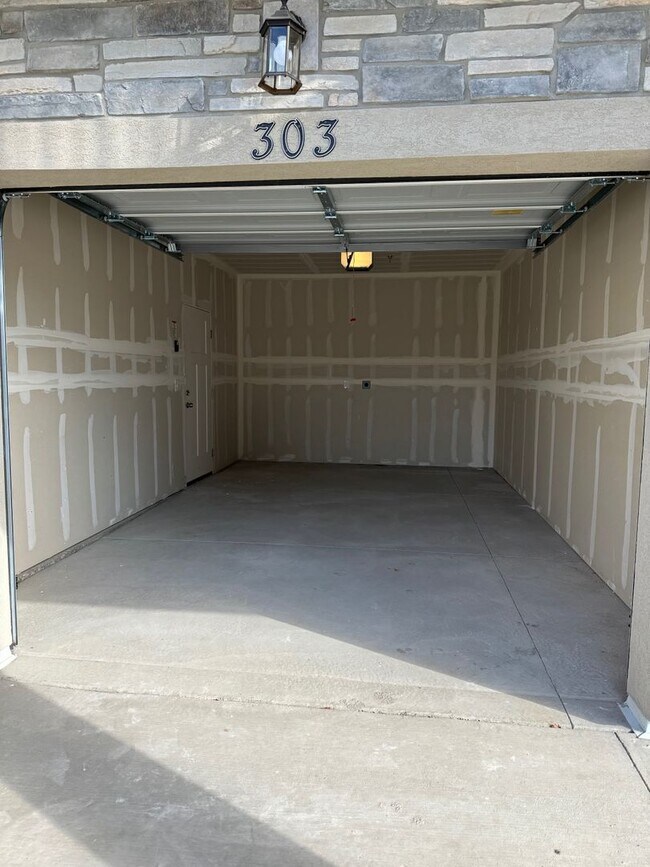 Building Photo - 3 bed/2bth 1 car Garage!!!