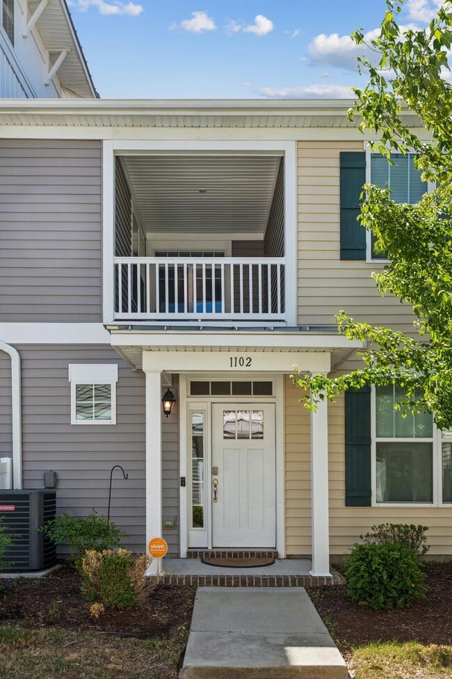 Building Photo - End Unit 2BR Condo with Garage, Balcony & Open Living