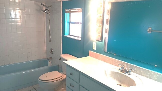 Building Photo - 3 bedrooms near the beach