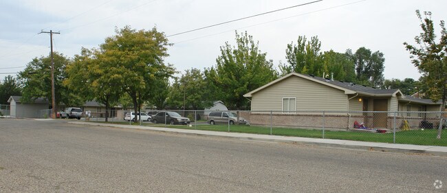 Building Photo - 812 4th St N