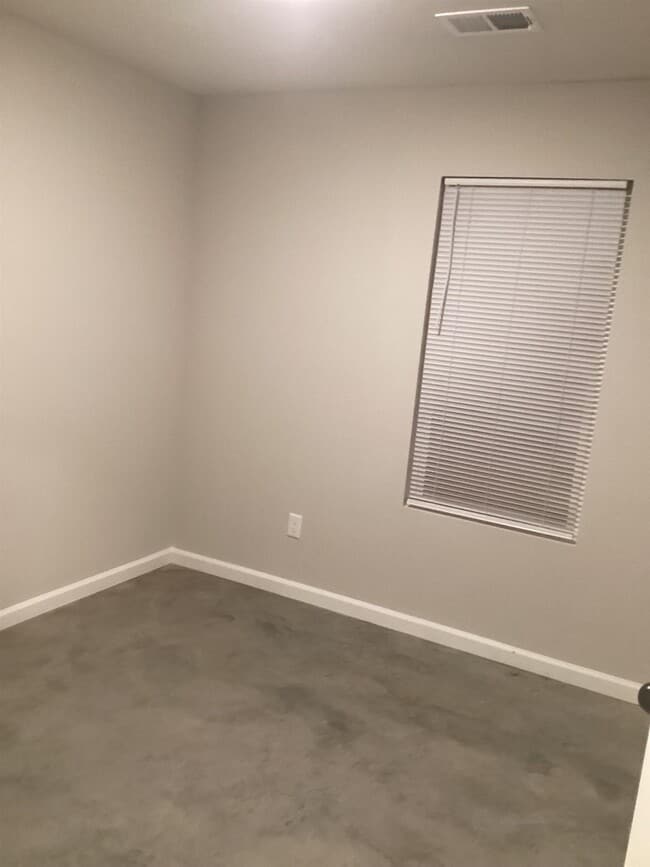 Building Photo - 4483 Sunny View Dr