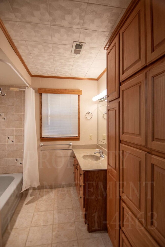 Building Photo - 3-Bed, 1.5-Bath with Detached Dual-Access ...