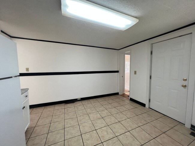 Building Photo - AVAILABLE TO SHOW!!!