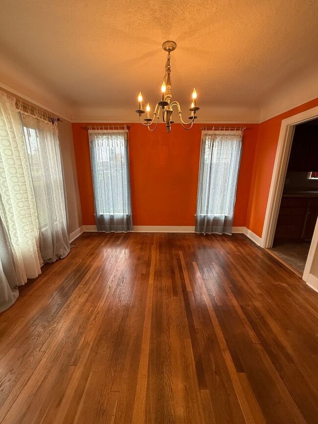 Building Photo - 3bd & 1 1/2ba with 2 Car Garage