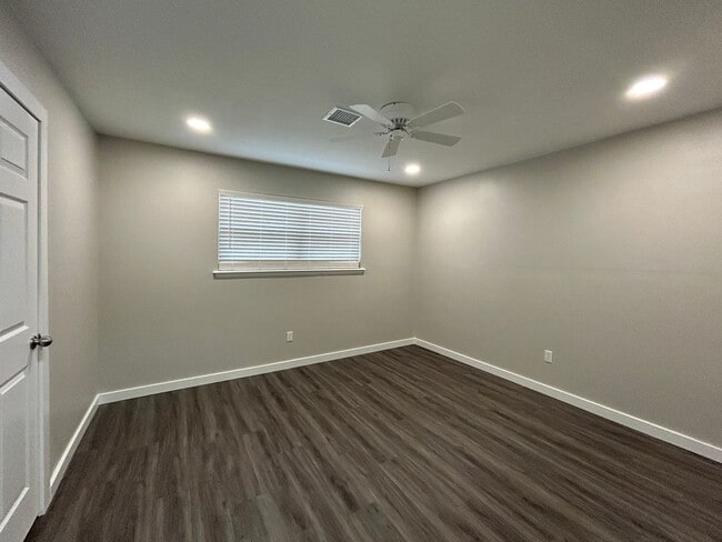 Building Photo - Minutes from Downtown Rogers – 2 Bed Apartment for Rent