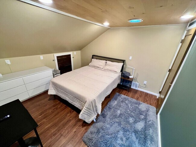 Building Photo - Classic Portland Bungalow