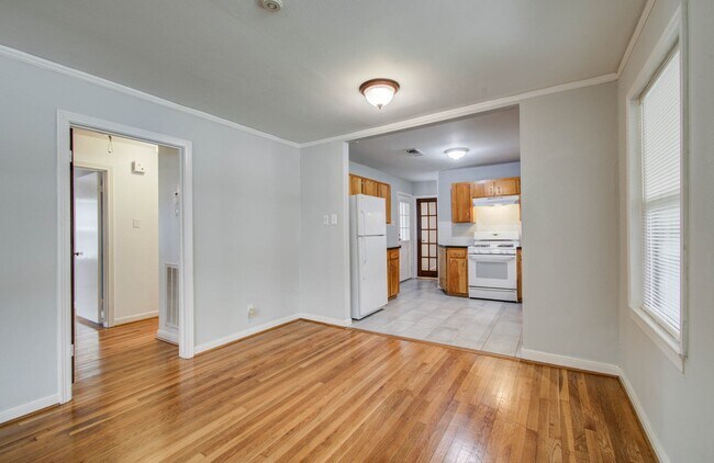 Building Photo - 5519 Huisache St