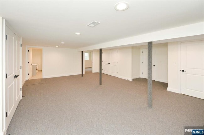 Building Photo - 610-10 River Dr
