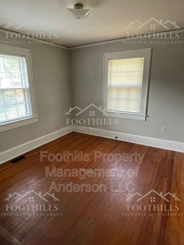 Building Photo - 1704 Park Dr