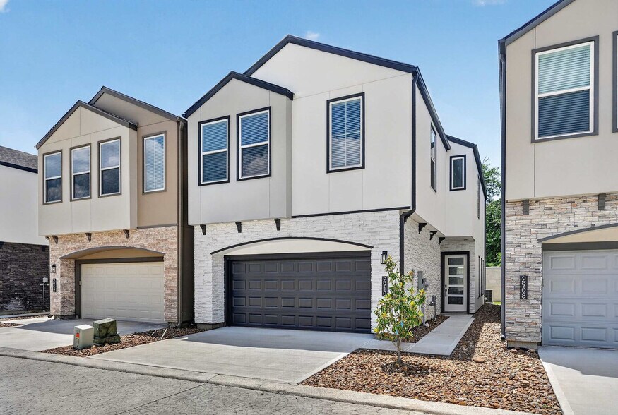 Building Photo - 2910 El Fenice Ln