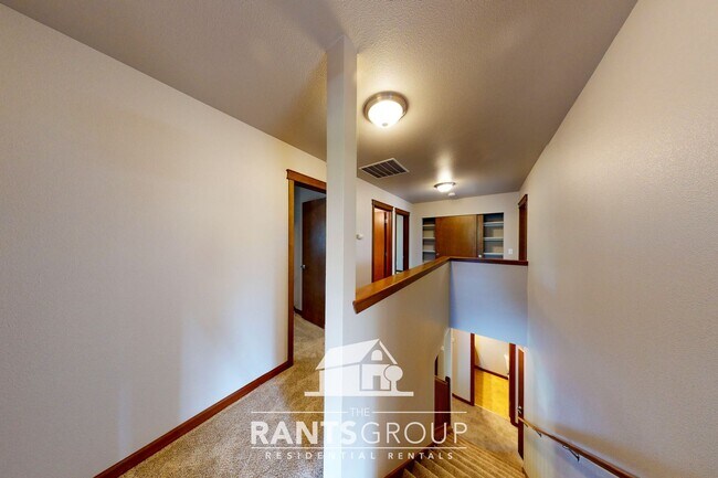 Building Photo - Spacious and Versatile Home in Sought-Afte...