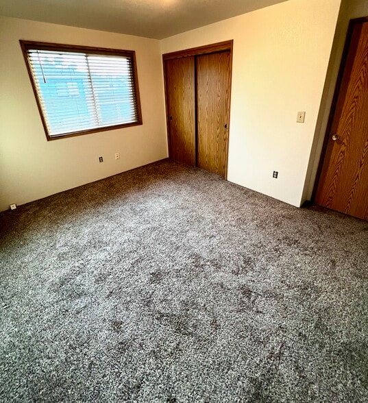 Building Photo - 2243 Poplar Dr