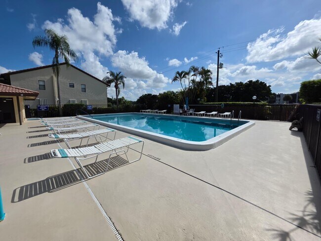 Building Photo - 4709 Lucerne Lakes Blvd E