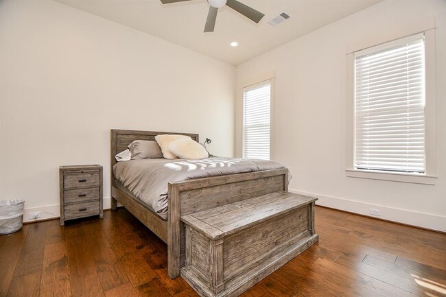 Building Photo - 3203 Blue Bonnet Blvd