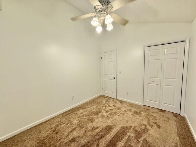 Building Photo - 1348 Beacon Village Dr