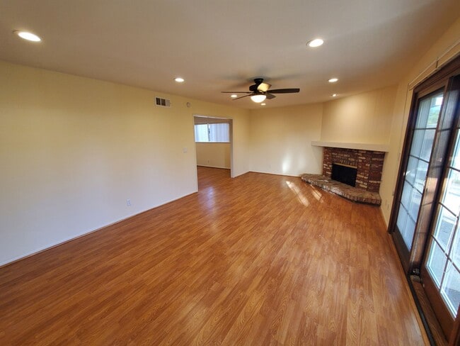 Building Photo - Wonderful Mid Century Home available for lease