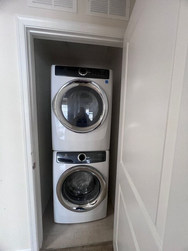 Building Photo - Bright 2BR / 2BA with One-Car Garage, Open...