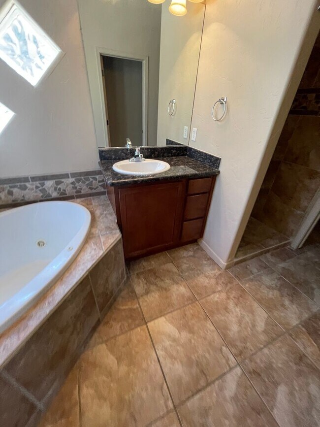 Building Photo - Charming 3 Bedroom, 2 Bath, 2 Car Garage Home - Available Now!