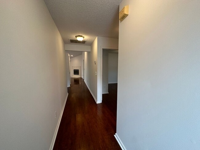 Building Photo - Beautiful 3Bed 2Bath in Hunters Ridge!
