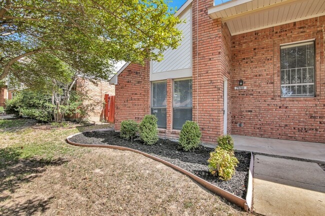 Building Photo - Premium Location at a Perfect Price.