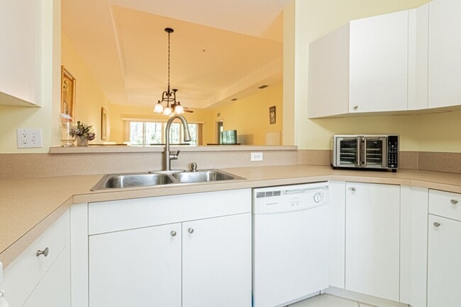 Building Photo - Peaceful Preserve-View Condo in Gated Blue Heron