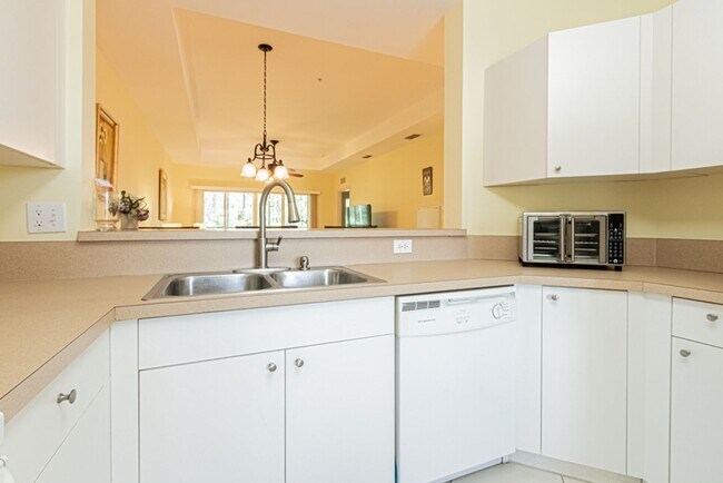 Building Photo - Peaceful Preserve-View Condo in Gated Blue...