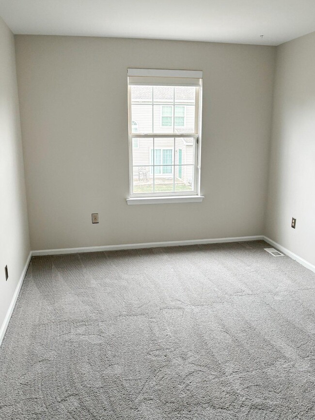 Building Photo - 180 Deer Run Ct