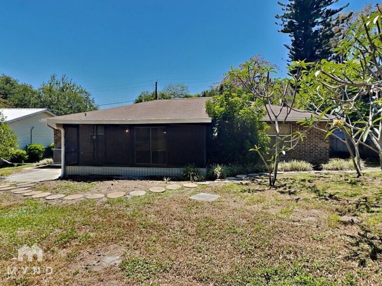 Building Photo - 132 E Poinsettia St