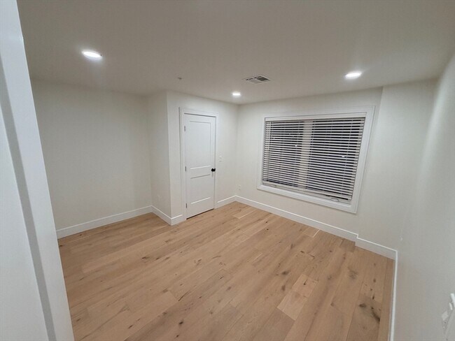 Building Photo - 17 School St