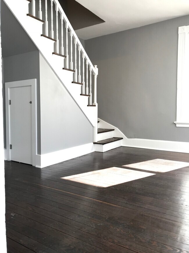 Building Photo - 353 Poplar St