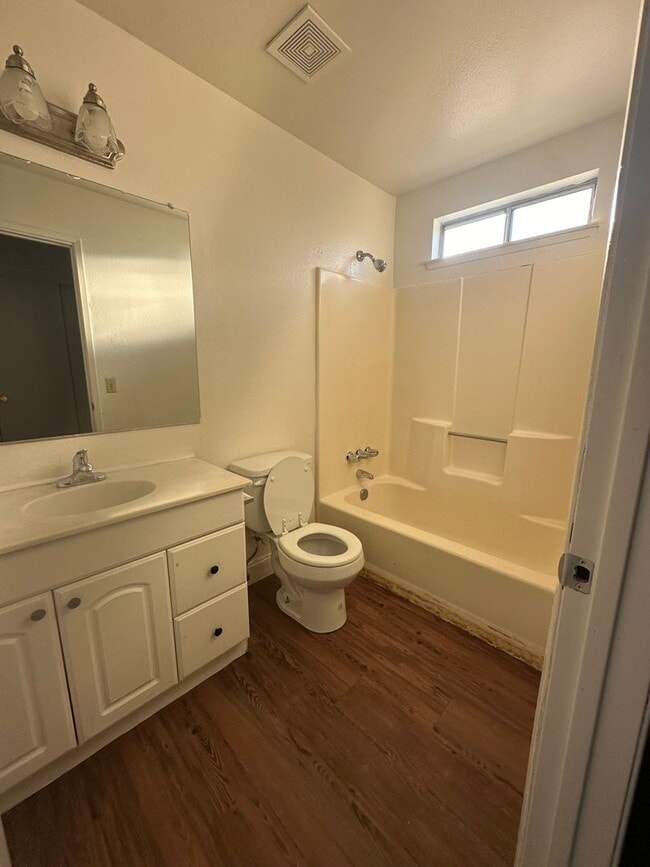 Building Photo - Cute home in a well established neighborhood with community pool!