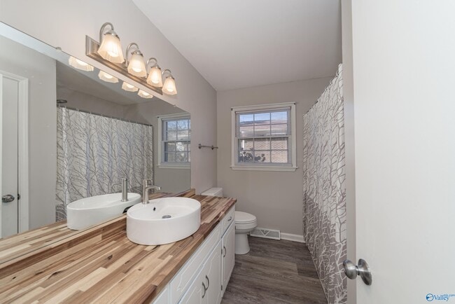 Building Photo - 625 Versailles Dr SE