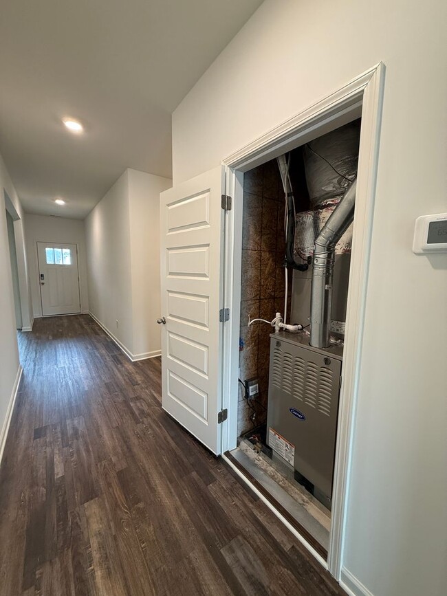 Building Photo - Springville Schools One Level 4 Bedroom / 3 Bathroom/ 3 Car Garage