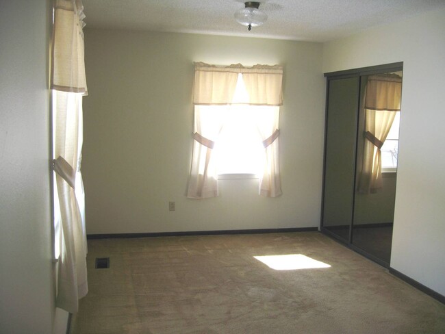 Building Photo - AVAILABLE AUGUST 1st! 3 Bedroom House w/Ga...