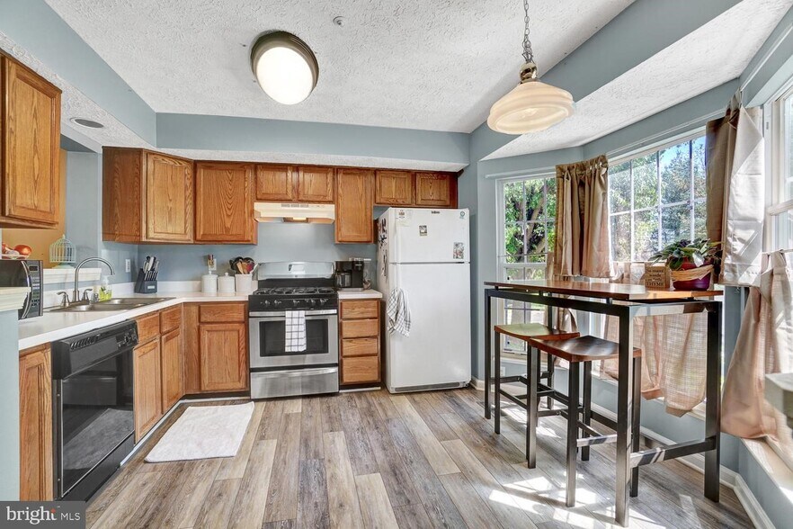 Building Photo - 6212 Adelay Ct W