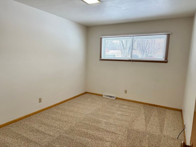 Building Photo - 3 Bedroom 2.5 Bath - South Fargo