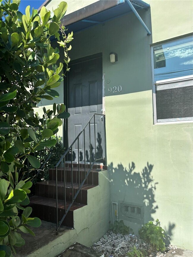 Building Photo - 920 NW 22nd Ct