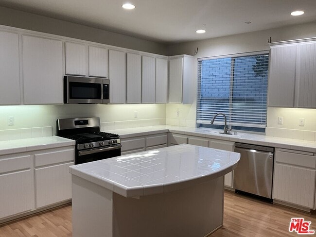 Building Photo - 57 Bayview Dr