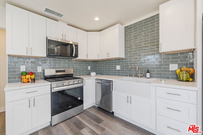 Building Photo - 1628 W 80th St