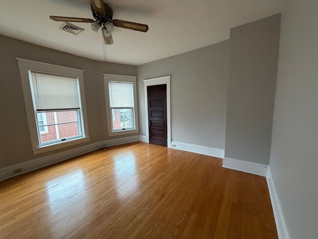 Building Photo - 2216/2218 Memorial Ave SW