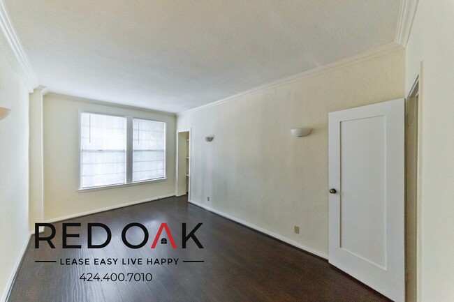 Building Photo - Incredible Two Bedroom with Spacious, Sunn...