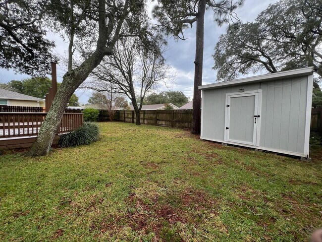 Building Photo - 723 Clark Dr