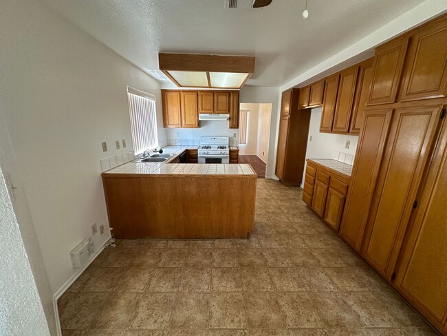 Building Photo - 3 BEDROOM HOME CLOSE TO MOJAVE RD. WEST OF...