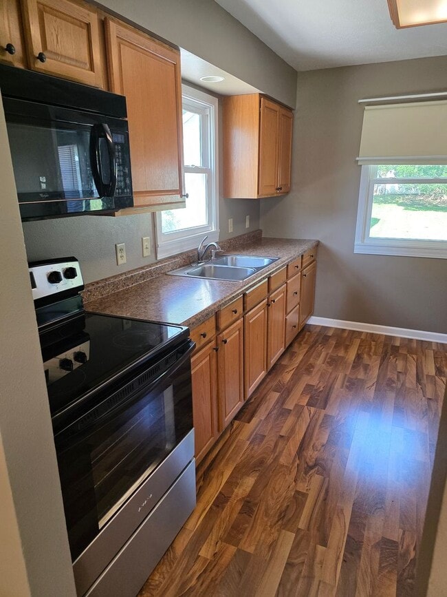 Building Photo - Looking for Cozy? You Just Found It.