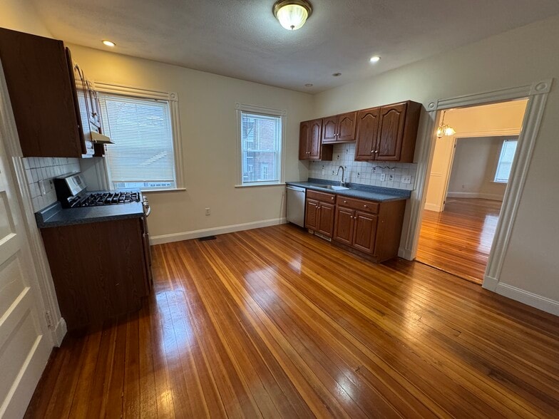 Building Photo - 163 Belmont St